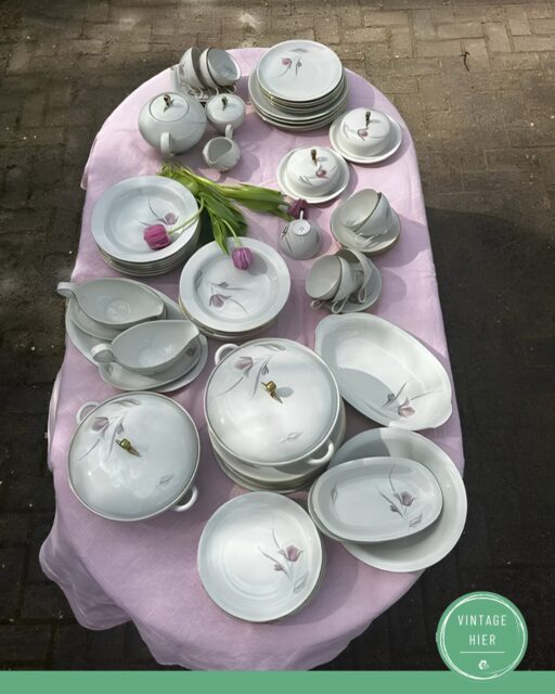 Een tafel met karakter, zonder gedoe achteraf.
Of je nu een High Tea, babyshower, verjaardag of gezellig etentje organiseert: met het vintage servies van Vintage Hier maak je van ieder moment iets bijzonders. 🌸☕️
Van verfijnde gouden randjes tot bloemen, blauw-wit porselein en warme crème tinten — verschillende stijlen mogen juist lekker met elkaar gecombineerd worden.
En het fijne? De afwas doen wij. Zo hoef jij na afloop alleen nog maar na te genieten.
Servies nodig voor jouw feest of etentje? Neem gerust contact met ons op voor een vrijblijvende offerte. 💌
📍 Ophalen in Bathmen of bezorgen in gemeente Deventer/regio Salland
📞 06 47 16 05 86
📧 info@vintagehier.nl
#VintageHier #VintageServies #ServiesVerhuur #HighTea #Babyshower