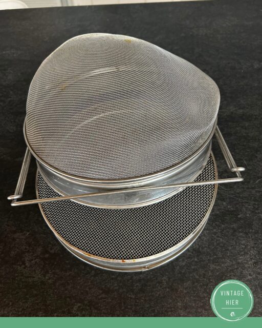 En het juiste antwoord is… 🐝🍯
Dit is een dubbele honingzeef, ook wel een bolle bodem genoemd. Een handig hulpmiddel voor imkers waarmee geslingerde honing wordt gefilterd. Zo worden kleine onzuiverheden, zoals wasresten, propolis en stukjes bijen, uit de honing gehaald.
🕵️♀️ Raad jij wat dit is?
We zijn weer een bijzonder vintage voorwerp tegengekomen… maar weet jij waar dit vroeger voor werd gebruikt? 👀
Laat jouw antwoord hieronder achter in de reacties! 👇
Volgende week maken we bekend wat het écht is.
Benieuwd wie het goed heeft… 😏
#VintageHier #RaadHetVoorwerp #VintageVondst #VanVroeger #Vintage #Tweedehands #Mysterie