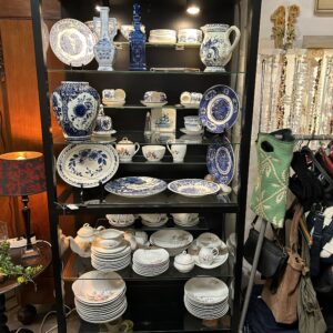 Vitrinekast met verlichting en 4 glazen deurtjes